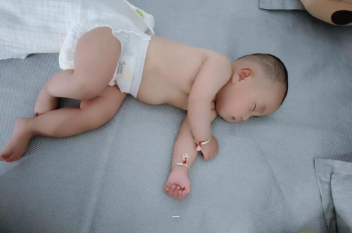 潮州宝宝脸上有白色斑块 潮州宝宝脸上有白色斑块